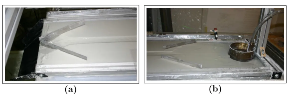 Fig. 3.3 – Photos de l’entrée (b) et de la sortie (a) de la micro-rivière. Les piscines et les plaques déviatrices placées en entrée et en sortie du dispositif préviennent la formation d’ondes parasites, qui brisent l’homogénéité des berges.