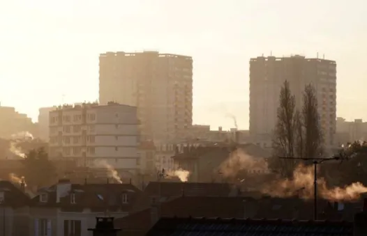 Figure V.5 : Émission de particules par les cheminées en région parisienne ; photographie prise le 10  décembre 2011 à 9h30 à Maisons‐Alfort 