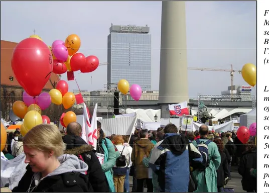 Figure n°15.  Manifestation du  secteur de la santé à  Berlin, sur  l’Alexanderplatz  (mars 2006)  Lieu des  manifestations  officielles sous l’ère  socialiste puis de la  contestation du  régime en 1989 –  500 000 personnes s’y  rassemblent le 4  novembre 1989 – la  place demeure un  haut lieu de la  manifestation  