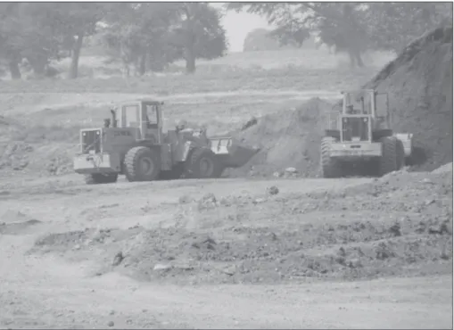Figure 4. Abords de Boky Wéré. Champs maraîchers utilisés pour garer des bulldozers. Figure 4