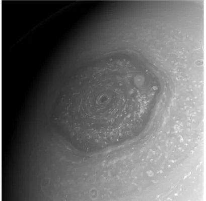 Figure 1.8 – Image Cassini/ISS de l’hexagone polaire. Crédits : NASA/JPL-Caltech