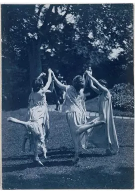 Figure	15	:	Frédéric	B OISSONNAS , 	 «	Quatre	filles	dansant	dans	un	jardin	»	[1913],		 à	l’institut	Dalcroze,	Hellerau.	Musée	d’Orsay,	Paris.		