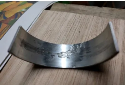 Figure I-4 : Coussinet de bielle érodé par la cavitation 
