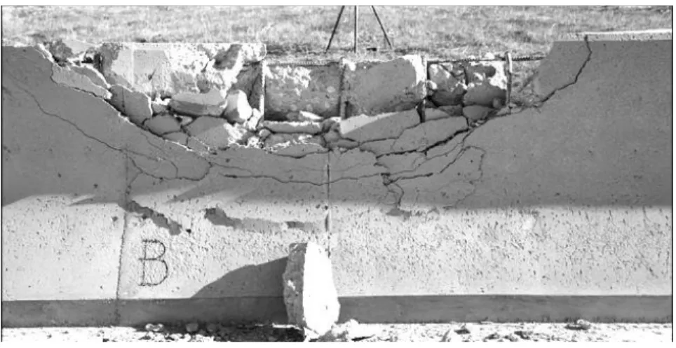Figure 2-3 – Mode de rupture pour les parapets continus coulés en place (Williams, Butch,  and Menges, 2007) 
