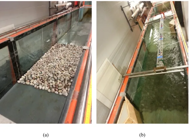 Figure 4-3: Bed Materials configurations. (a) Flume bed with gravels of separate classes