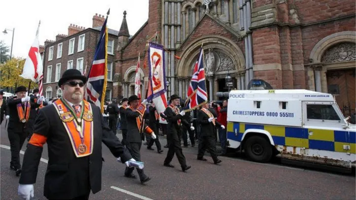 Fig. 11.  L’Ordre Orange pendant un défilé à Belfast, Irlande du Nord. C’est à nouveau le  défilé annuel, ainsi l’utilisation des drapeaux est faite pour rendre palpables les frontières  officieuses