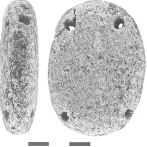 Fig.  14.  — Galet  quadriforé.  Carré  BQ 28.  US  50/Sud.  Néolithique  pré-céramique