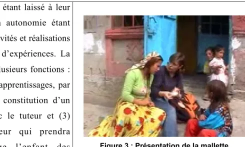 Figure 3 : Présentation de la mallette à une mère et son enfant par l’intervenante
