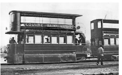 Figure 9 : Tramway Mékarski 1900 de la CGO entre Louvres et St Cloud  (Source : Les tramways Wikipedia, copyright expiré) 