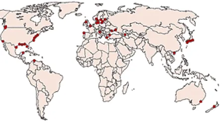Figure 9.  Zones ( points foncés - rouges - sur la carte ) où l’eau de mer présente un  appauvrissement saisonnier en oxygène  du fait des activités humaines