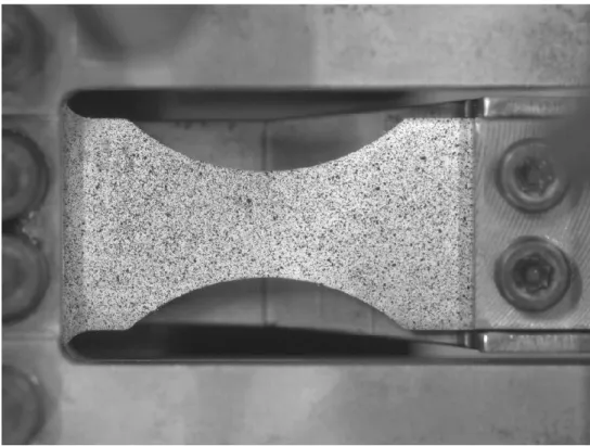 Figure 3-8: Close-up view of a notched specimen positioned in the load inversion  device