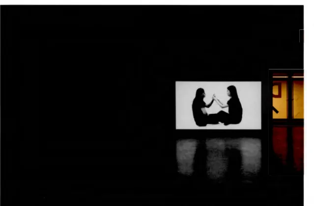 Figure 1.6 : Tête-à-tête (vue d'exposition), 2017, vidéo-performance d' une durée de 54  min  46  s,  réalisée  avec  Émilie  Tremblay,  présentée  à  Dazibao  dans  le  cadre  de  l'exposition Entends-tu ce queje vois? Do You See  What I J-fear? du 29 mar