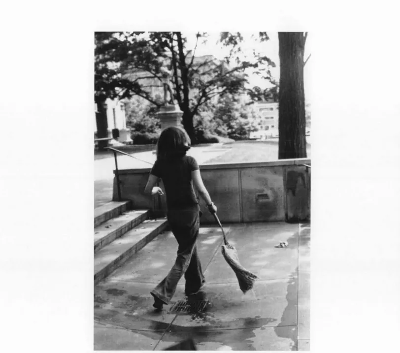 Figure  1.6:  Mierle Laderman  Ukeles,  Washing,  Tracks,  Maintenance:  Outside,  1973,  intervention  d~  nettoyage  à  l'entrée  du  Wadsworth  Atheneum  Museum,  Hartford,  Connecticut,  Etats-Unis