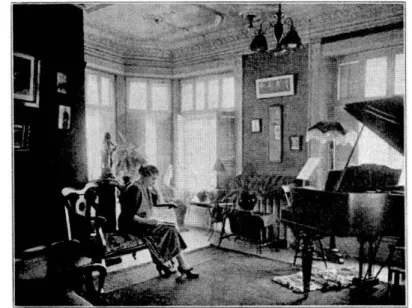 Fig. 3.9 : Mme C.-A. Desmarais dans son studio,  La Revue moderne, février  1930, p.11 