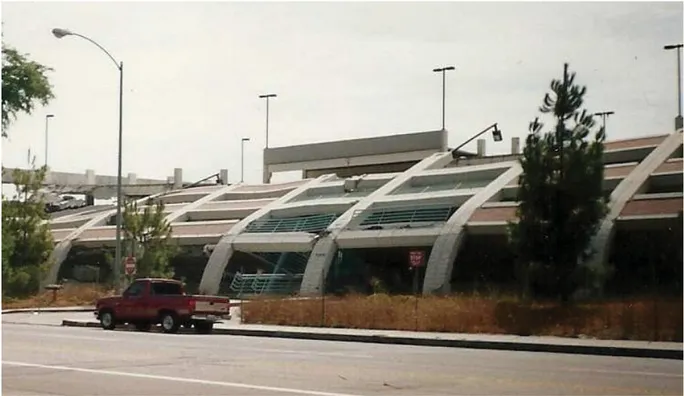 Figure 2.2 – Déformations dans les poteaux extérieurs de la structure de stationnement de la California State University (Photo du domaine public, commons.wikipedia.org)