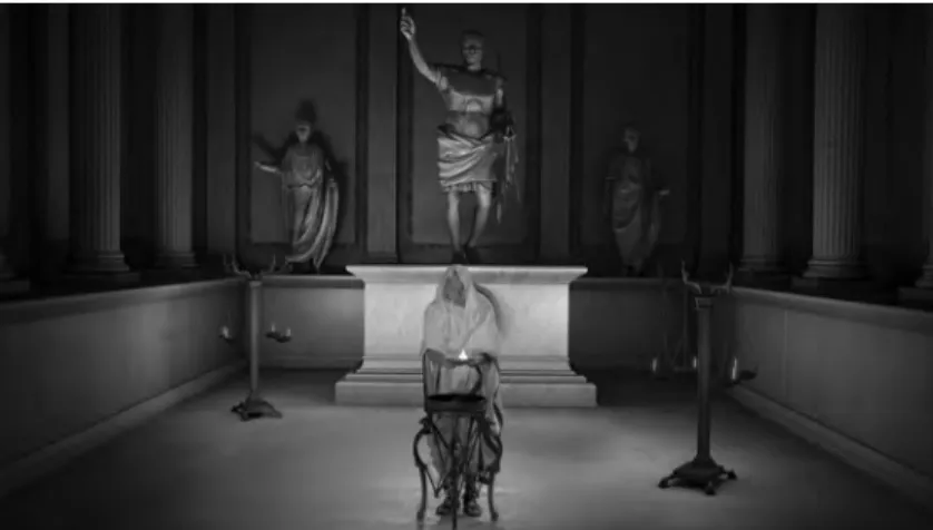 Fig. 5 : Un rituel de divination dans la Maison Carrée, photogramme  extrait du film Héros de Nîmes © GARNIER/Culturespaces/AmaK 2006.