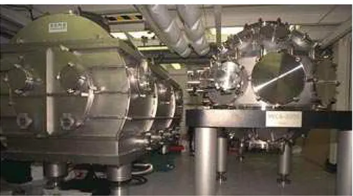 Figure 3.3 – Photo de la salle expérimentale du laser 100 TW au LULI, présentant le compresseur sous vide (gauche) et l’enceinte d’interaction (droite).