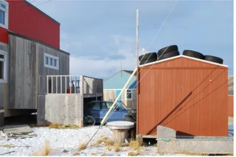 Figure 21: Balcon avec rangement adjacent à un logement de type U5, Salluit 2016. Source : Bianca  Robert 
