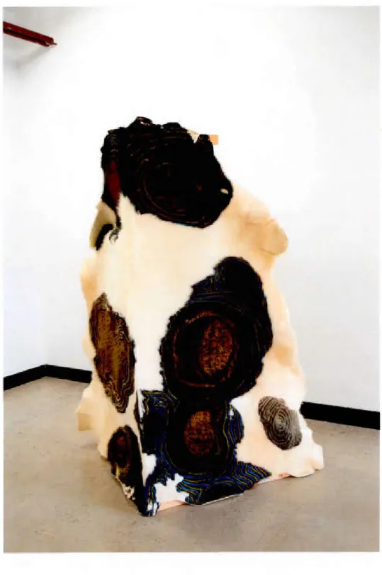Figure  7  Peau  de  vache,  de  la  série  La  société  des  Marginales,  2016,  pastel  gras  sur  tapis en  peau  de  vache sur structure de  bois ,  165  cm x  125  cm x  115  cm 
