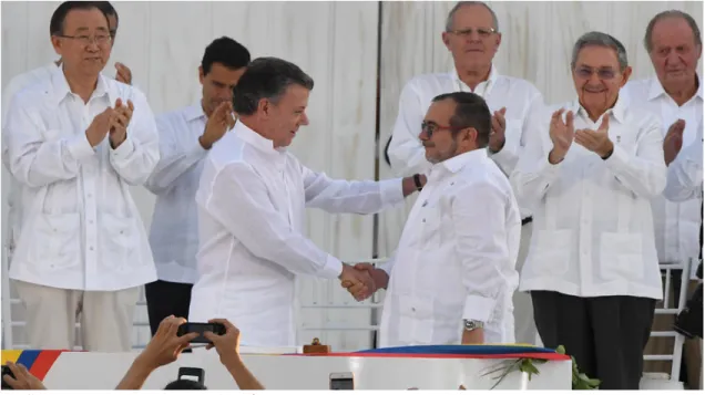 Figure  3  Juan  Manuel  Santos  et  Timoleon  Jimenez  se  serrent  la  main,  concluant  les  accords de paix historiques à La Havane 