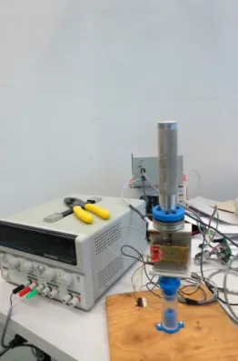 Figure 1.19 – Setup used to generate vibrations with a piezo actuator during a hose insertion.