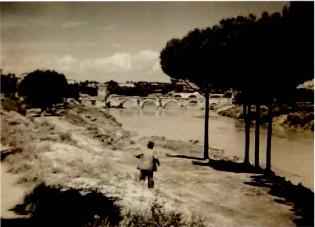 Figure  10  :  Antonio courant sur  la  berge  sauvage  du  Tibre et  le  pont Milvio  Photogramme du  film  Ladri di  bi c icl e tta 