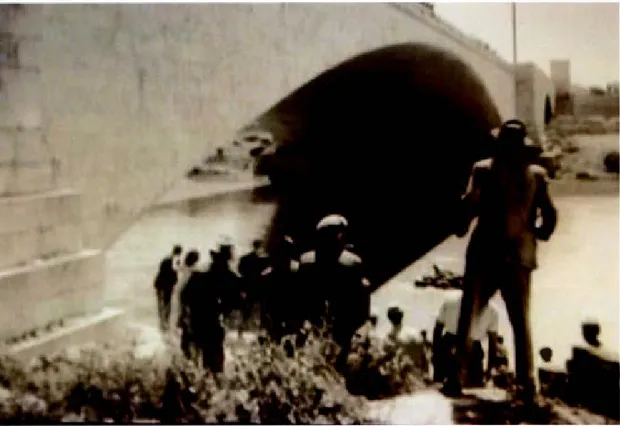 Figure  1 1:  Antonio  devant  le  repêchage du  jeune  noyé  Photogramme du film  Ladri di bi c i c l e tt e 