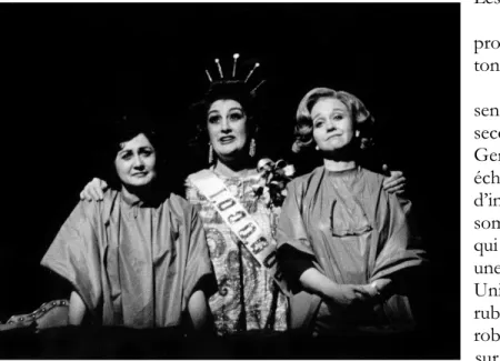 Figure 22 :  Les belles-sœurs  (1984) de Michel Tremblay, mise en scène  d'André Brassard, Nouvelle Compagnie Théâtrale, sur la photo :  Louisette Dussault (Rose Ouimet), Nicole Leblanc (Germaine Lauzon),  Monique Rioux (Gabrielle Jodoin), photo : gracieus