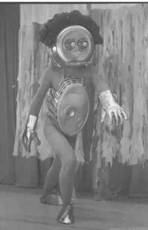 Figure 3 :  Un simple soldat et le briquet  (1958) adapté  et mis en scène par Paul Buissonneau, La Roulotte,  sur la photo : Yvon Thiboutot (Le briquet), photo :  gracieuseté des Archives de la Ville de Montréal