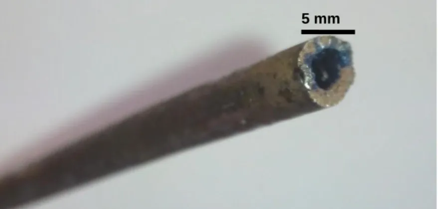 Figure 2-7 : Extrémité d’un échantillon « crayon » à 0,35 masse% de carbone montrant le manque de  matière au milieu 