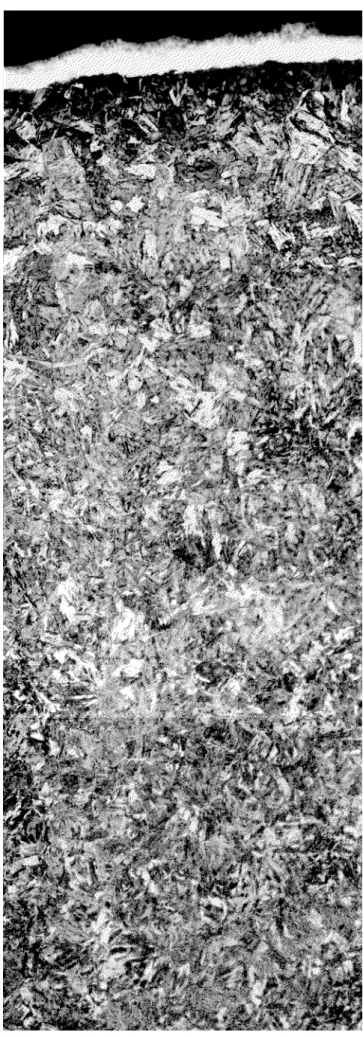 Figure 8.8: Micrographie de la couche nitrur´ee ayant ´et´e au pr´ealablement d´ecarbur´ee ( ×500).
