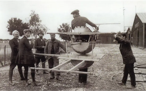 Figure 1.7 – Pilot training with “tonneau antoinette” at levavasseaur’s workshop in 1910