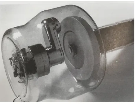 Figure 8: Vue rapprochée d'un tube radiogène avec l'anode à droite et la cathode à gauche (d'après Barthez,  1997)