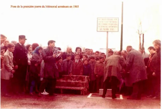 Figure 5.2  Pos e ·  de  la  premi è re  pierre du  M é morial ,  en  1965 .  Pla c e de la  Lib e rt é,  D é cin e s-Charpieu (Rhône) 