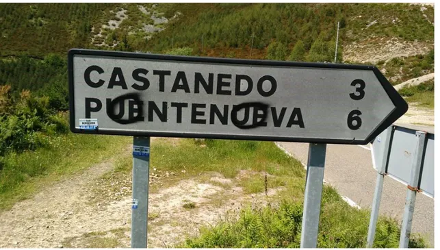 Figure 6. Graffiti sur un panneau routier dans un village de Galice, transformant un nom de lieu espagnol – Puentenueva  – en un nom de lieu galicien – Pontenova (Crédit : Jimmy Couillard-Després, 2017) 