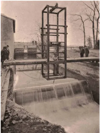 Fig. 3. Le canal courbe du laboratoire de Banlève, et nacelle de mesure du débit à l’aide du déversoir de Bazin (Arch