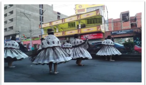 Illustration 7 : Groupe de danse lors de la fête de la Virgen de la Carmen à El Alto en juillet 2017  Source : photographie prise par mon ami Raúl