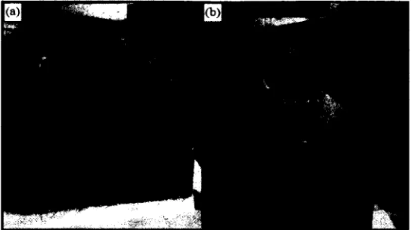 Figure 4.7  Apprêt des surfaces avant le collage sur (a) la planche de BFUP et (b) le BLC