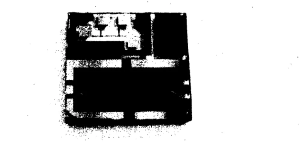 FIGURE  3.11 - Echantillon apres la gravure humide. En haut a gauche, le pont de  resistance pour les mesures de resistivite