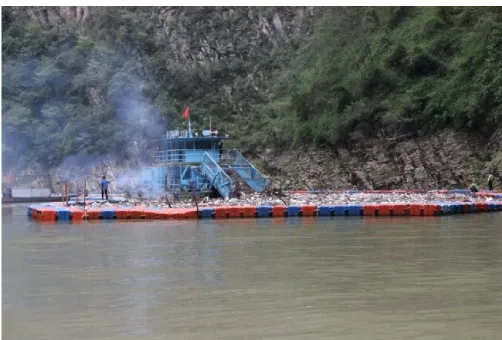 Figure 2.3 Équipement de récupération des déchets sur le fleuve Yangtze, en Chine (tiré de : Sylvie  Trudel, courriel, 30 mars 2019) 