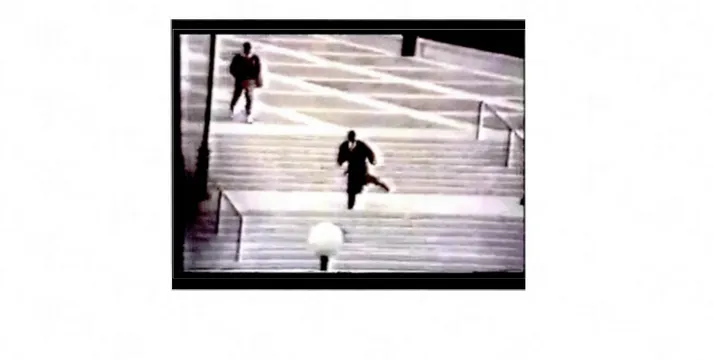 Figure  1.3  Extrait de la vidéo de l'intervention  Museo,  Place-des-arts, Montréal,  1993,  Capture d'écran