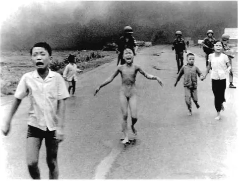 Figure 0.4 Photographie de  Nick Ut / AP Photo au Vietnam en  1972 telle que publiée et recadrée  par  l'auteur de  la  photo