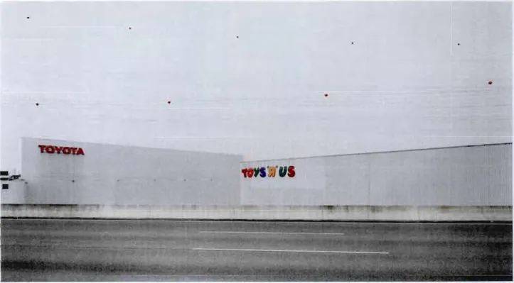 Figure  2.2  Gursky, Andreas,  Toys'R'Us,  1999, épreuve  photographique chromogène, 207,1  x 359,9 cm 