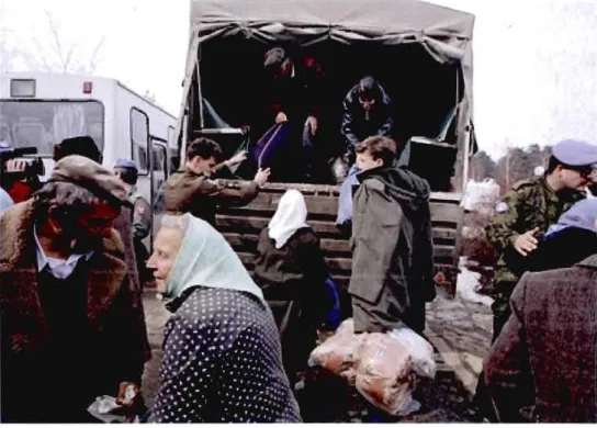 Figure  3.5 : Des  soldats  de  la  FORPONU  escortent  des  civils  croates.  Il  s'agissait  pour  eux  de  fuir  l'avancée  des  forces  paramilitaires  serbes