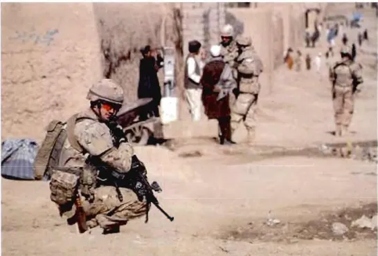 Figure 3.6  : Patrouille  de  soldats  canadiens  de  l'ISAF en  Afghanistan.  Un  soldat surveille  les  alentours  pendant  que  ses  coéquipiers  discutent  avec  des  civils
