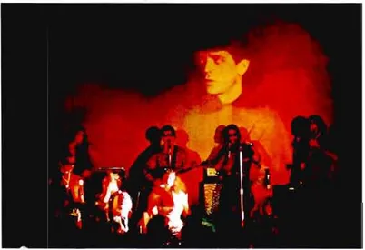 Figure  1.1  Une  image  du  spectacle  multimédia  The  Exploding  Plastic  Inevitable  de  Andy  Warhol,  avec  The  Velvet  Underground  (1966),  incluse  dans  la  pochette  du  premier  album  du  groupe  expérimental  new-yorkais,  mené  par  le  poè