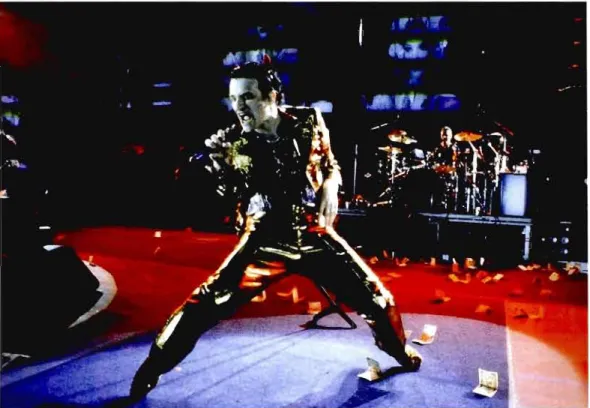 Figure 1.4  Bono  en  MacphislO,  le  diable  en  pop  star,  dans  la  version  Européenne  de  Zoo  TV,  appelée Zooropa  (1992-93)