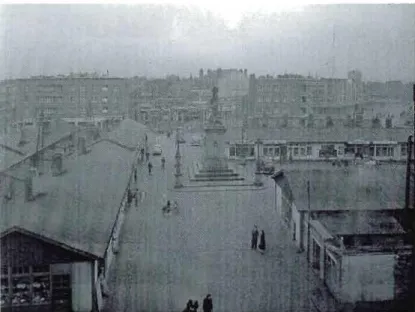 Figure 2.12  La  cité  commerciale  sur  la  place  Jean-Bart  telle  que  photographiée  par  Desreumaux  en  mars  1954