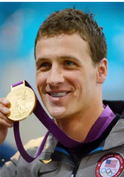 Figure 9 : Ryan Lochte lors de la remise de médaille aux Jeux Olympiques de 2012.