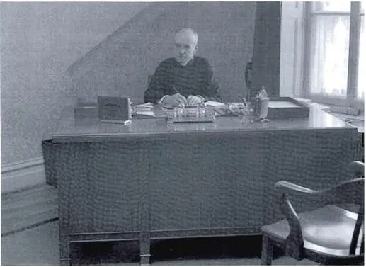 Figure  3.1  : Claude  Décarie,  «L'abbé  Léandre  Lacombe,  directeur  de  la  Société,  travaille  à  son  bureau»,  1939-1943,  BAnQ,  Pistar,  fonds  «Orphelinat  Notre-Dame-de-Liesse»,  cote  E6,S7,SS1,P10811  39 